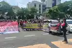Pengemudi-ojol-melakukan-unjuk-rasa-di-depan-kantor-Gubernur-Jateng.jpg