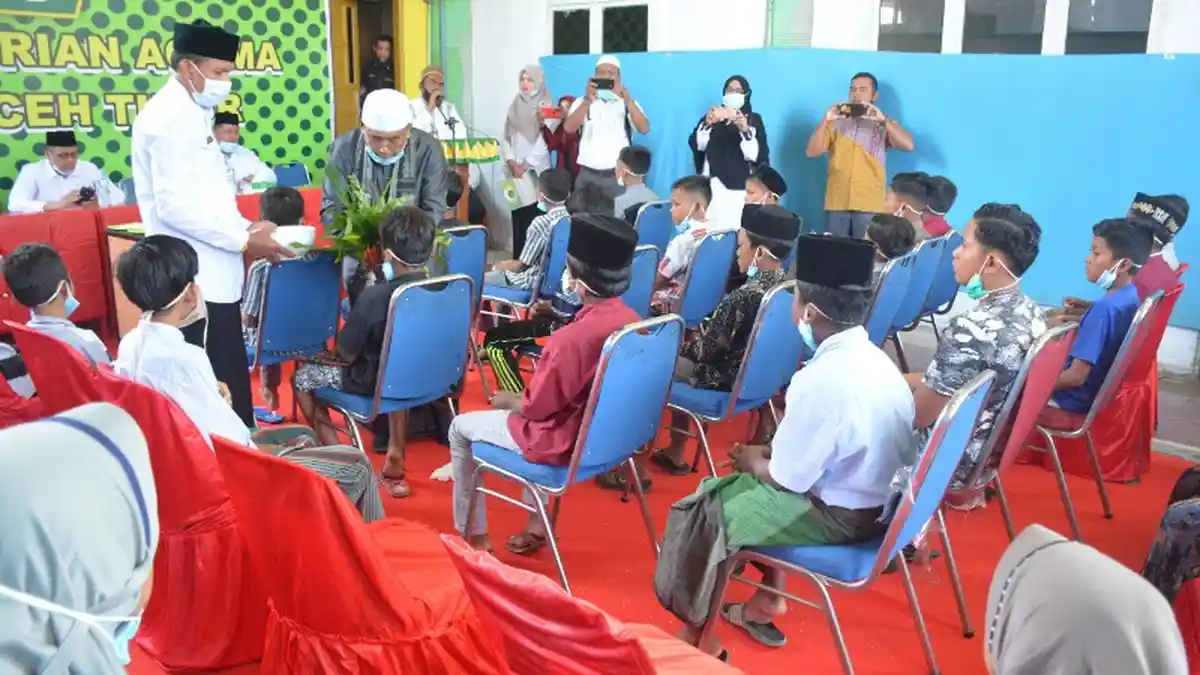 Kemenag Aceh Timur dan Guru PAI Khitan Puluhan Anak Yatim