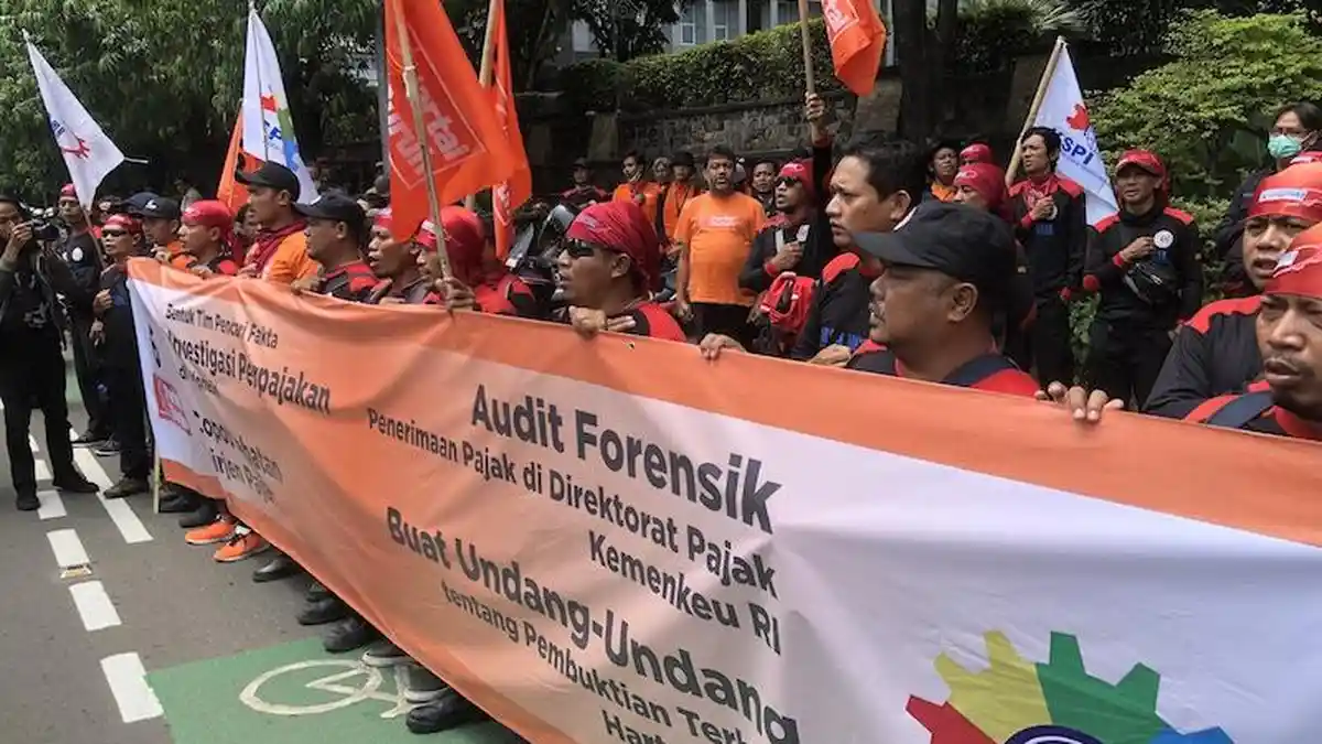 Massa Partai Buruh Demo DPR Hari Ini, Tolak UU Cipta Kerja dan Desak Dirjen Pajak Dicopot