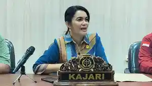 Kepala-Kejari-Sikka-Henderina-Malo-saat-memberikan-keterangan-kepada-media.jpg