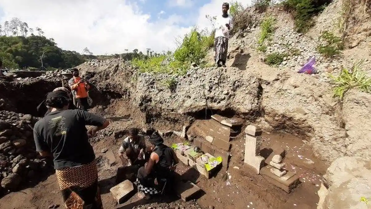 Penambang Pasir Manual Temukan Struktur Batu Menyerupai Bagian Candi di Magelang