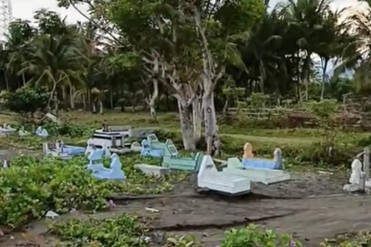 Ombak Besar Rusak Makam di TPU Desa Pangiang Pasangkayu