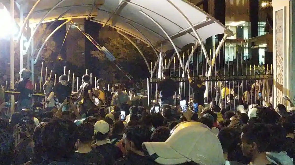 Aksi Demo di Mapolda Sumbar Memanas, Massa Rusak Pagar dan Bakar Spanduk