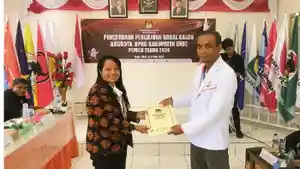 Sekretaris-DPD-PKS-Ende-Hasbullah-Muhamad-Mberu-menerima-berita-acara-pendaftaran-bacaleg.jpg