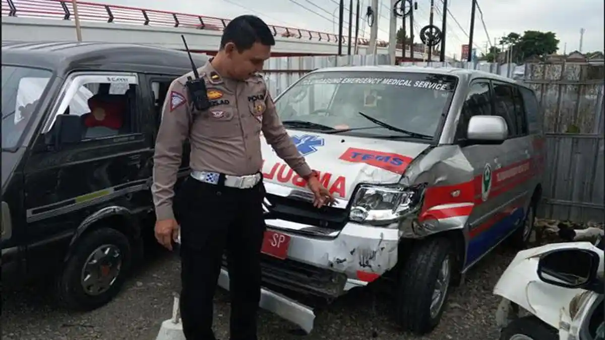 Ambulans Puskesmas Tulungagung Terguling Saat Dipakai Acara Halal Bi Halal, Sempat Tabrak Anak Kecil