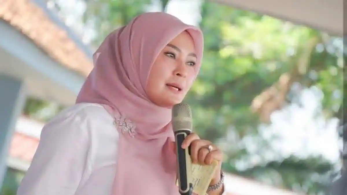 Bupati Cantik Ini Menjadi Orang Pertama Yang Disuntik Vaksin Covid-19
