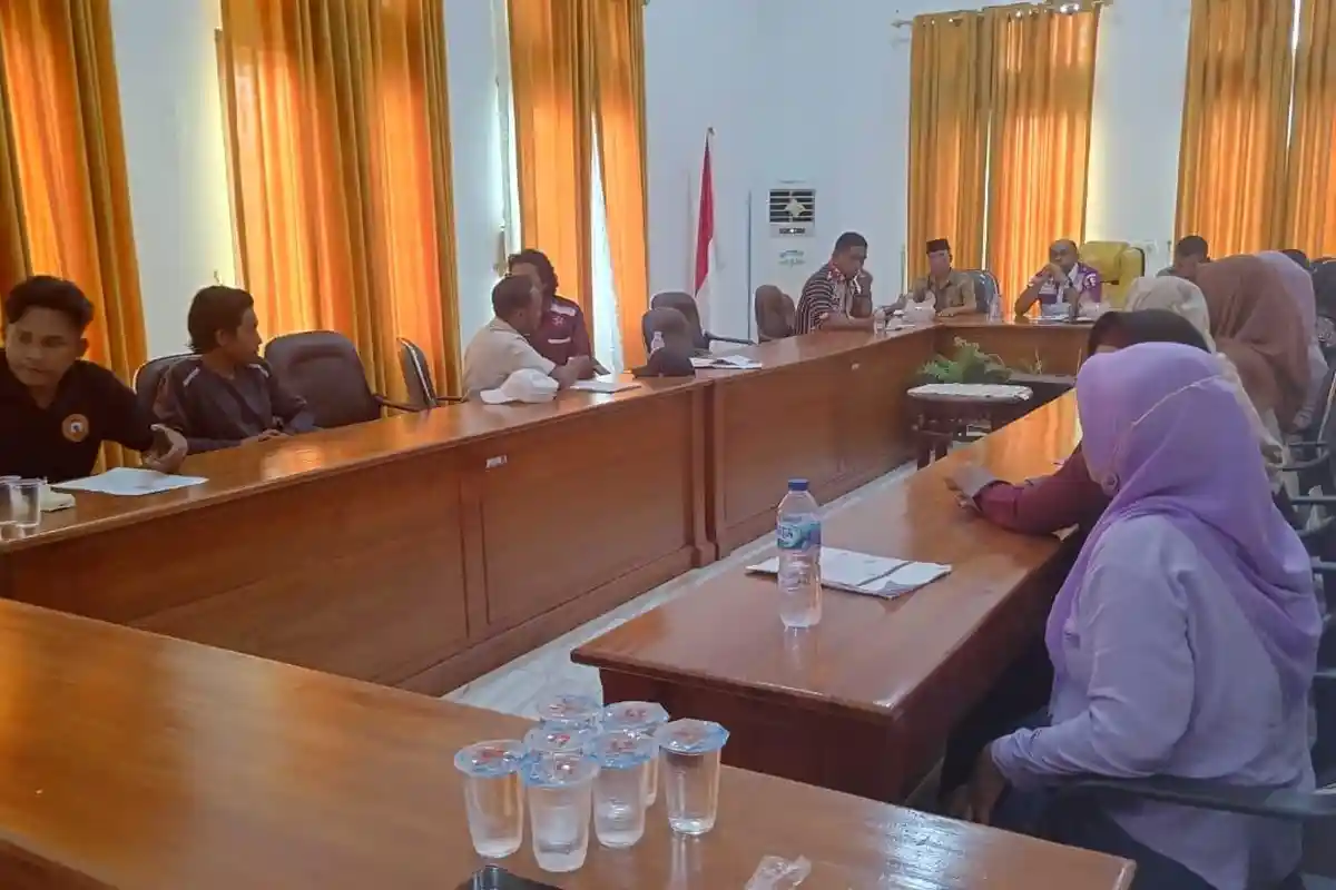 Salim Ganiru Pimpin Rapat Terkait Penjelasan Peserta PPPK Guru Taliabu yang Tak Lulus