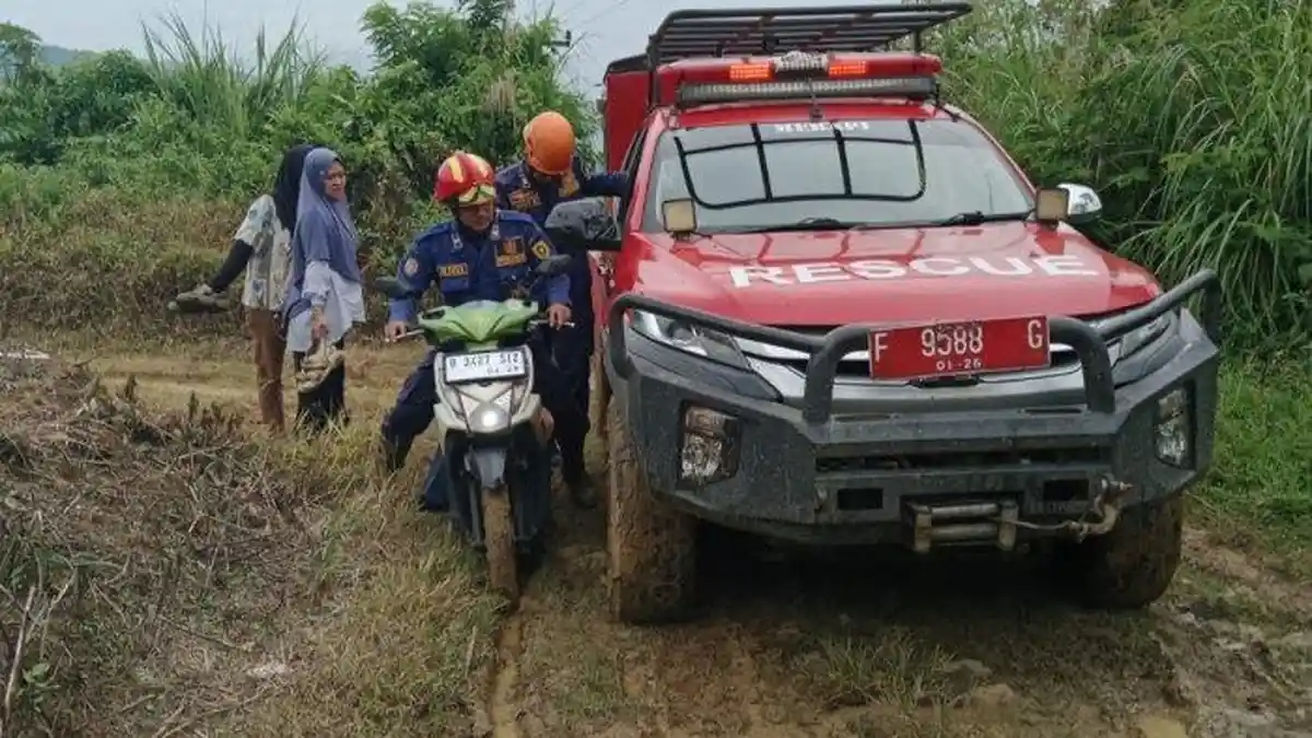 VIRAL Wanita Tersesat di Pegunungan Gara-gara Ikuti Google Maps Pulang Kondangan, Dijemput Damkar