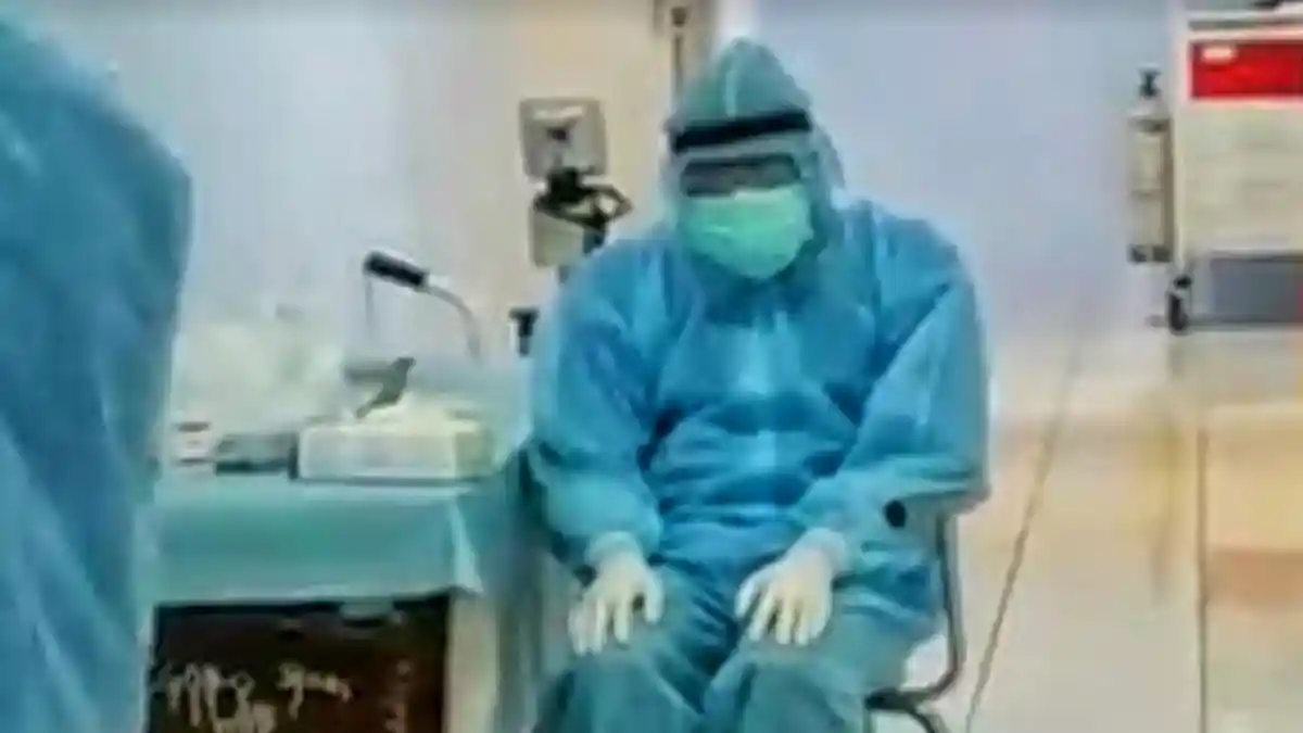 VIRAL di Facebook Video Tenaga Kesehatan Salat di Kursi Sambil Pakai APD Lengkap, Terungkap Sosoknya