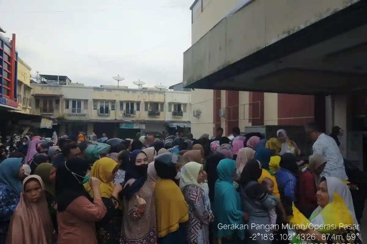 Ibu-ibu di Sarolangun Antrean Dapatkan Sembako, Gerakan Pangan Murah Pemkab