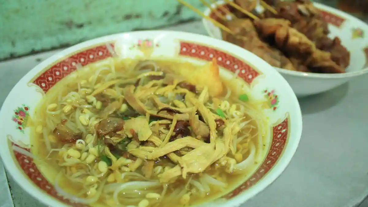 Segarnya Kuah Soto Pak Dalbe, Makin Nikmat Saat Disantap dengan Gorengan dan Aneka Sate