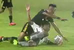 pemain-persib-bandung-robi-darwis-terjatuh.jpg