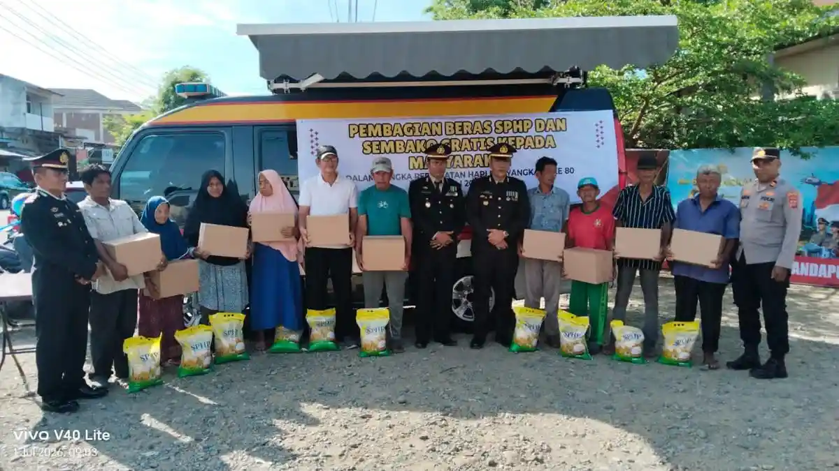 Sat Binmas Polres Bireuen Salurkan Bantuan Beras SPHP dan Sembako pada Hari Bhayangkara - Serambinews.com