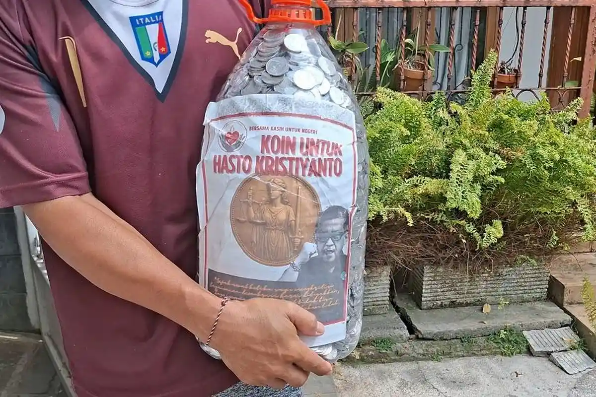 Hasto Terharu, Satgas Cakra Buana Sambut dengan Dua Galon Berisi Uang Koin, Apa Maksudnya?