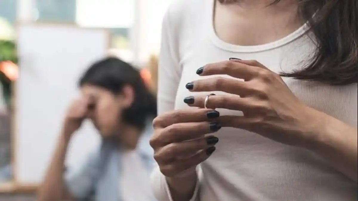 Istri Tangkap Basah Suami Indehoy dengan Selingkuhan di Mobil, Nekat saat Bayi Tertidur