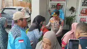 Polresta-Pangkalpinang-bagi-beras-ke-janda.jpg