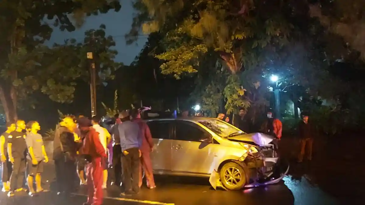 Adu Banteng Calya vs Vixion di Penumping Solo, Pengendara Motor Terpelanting ke Atap Mobil