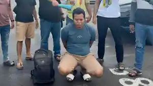 Sejumlah-petugas-berpose-dengan-pelaku.jpg