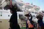 pemudik-tiba-di-pelabuhan-tanjung-perak-surabaya_20190531_191514.jpg