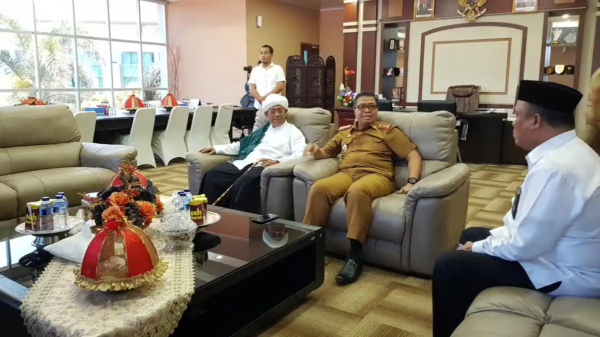 Bertemu di Kantor Gubernur, Puang Makka dan Muhammad Idris Saling Puji