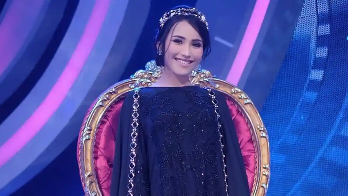 Terlihat Besar tapi Berbentuk Runcing, Netizen Sebut Bagian Dada Ayu Ting Ting Hasil Sumpelan