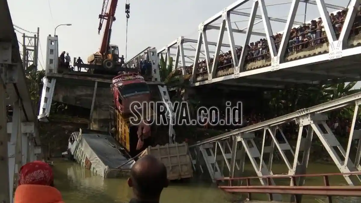 Labfor Polda Jatim Ambil Sampel Konstruksi Jembatan Babat Widang yang Ambruk