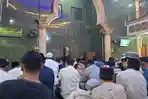 Mulai Puasa Besok, Ratusan Warga Depok Tarawih di Masjid Al-Kohinoor