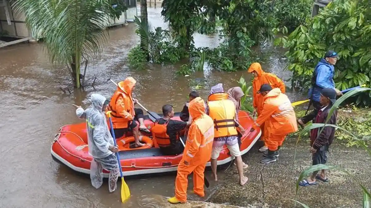 Terjebak Banjir, Sejumlah Warga di Lima Puluh Kota Dievakuasi Tim SAR