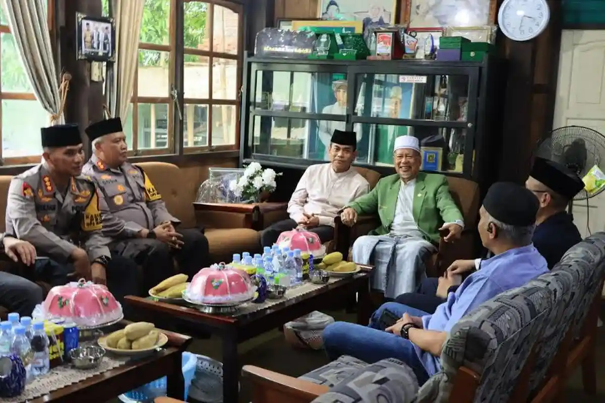 Kapolda Sulsel Irjen Andi Rian Sowan ke Pimpinan Ponpes DDI Mangkoso AGH Farid Wajdi