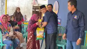 Ketua-DPD-NasDem-BS-Juli-saat-bagikan-sembako-gratis.jpg