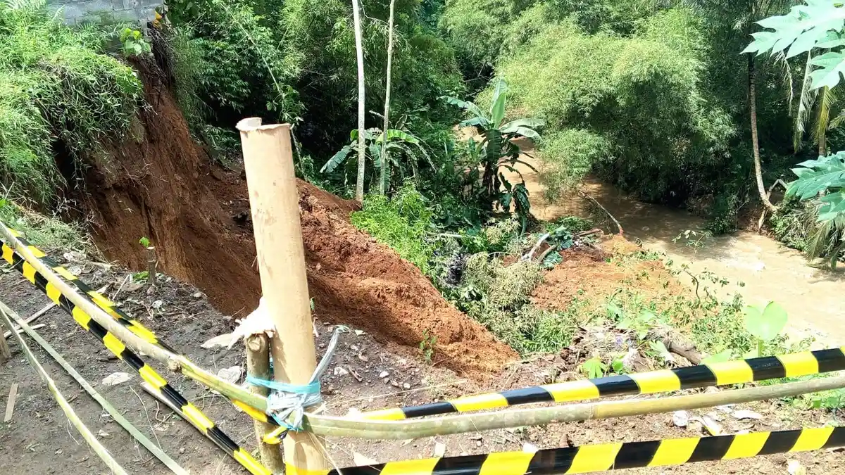 Tebing Setinggi 25 Meter Longsor di Rajapolah Kabupaten Tasikmalaya