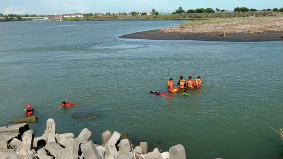 Radius Pencarian Korban Tenggelam di Muara Sungai Serang Pantai Glagah Kulon Progo Diperluas