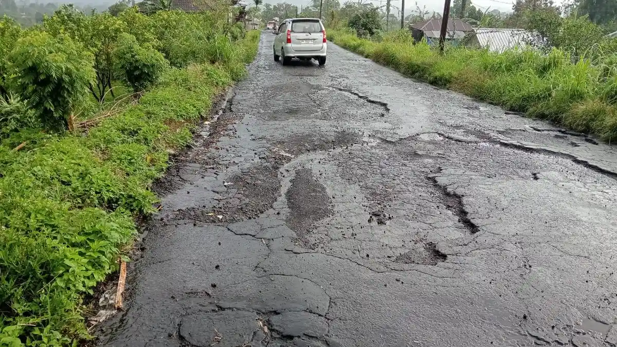 PEMKAB Bangli Diminta Segera Perbaiki, Jalan Menuju Pura Ulun Danu Batur Rusak Berat!