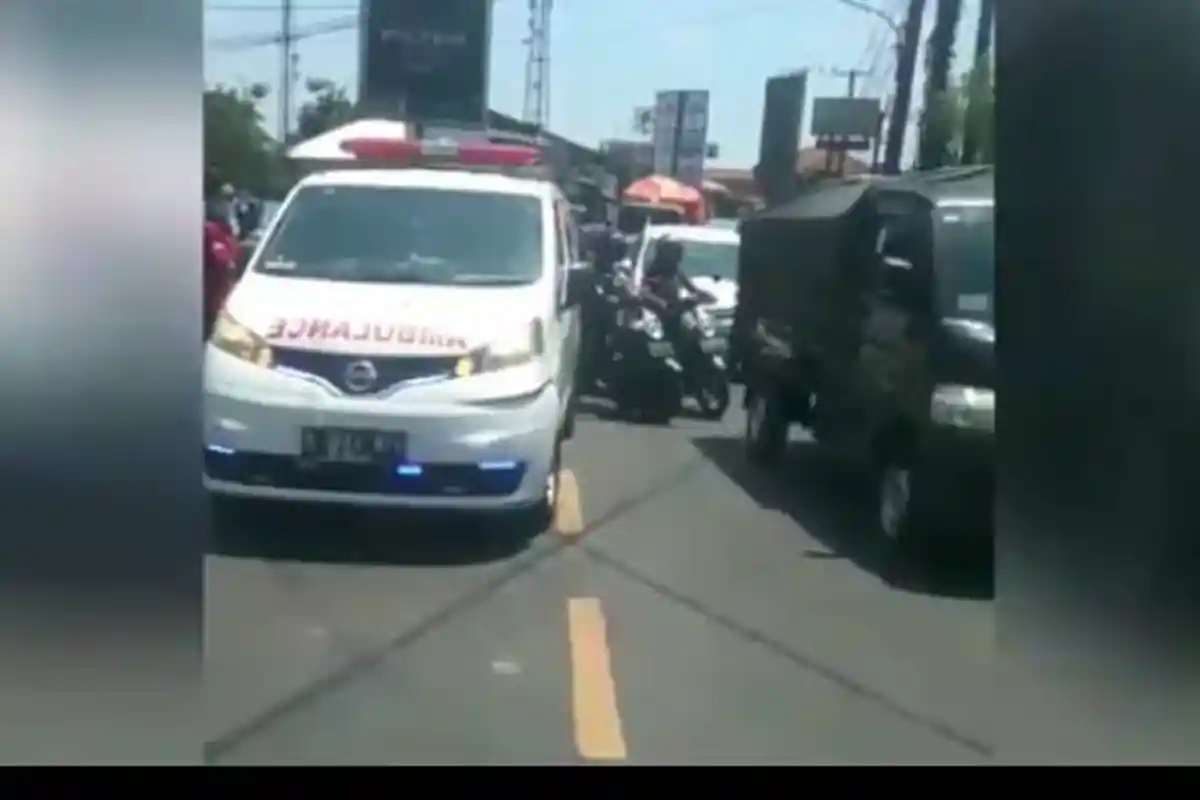 VIRAL Pria Botak Berkostum PNS Banting Setir Halangi Ambulans, Pasien Dalam Mobil Syok