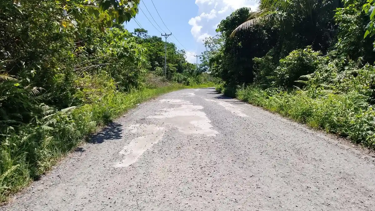 Akses Jalan ke Wisata Ngurbloat Rusak Parah, Warga Desak Pemerintah Segera Perbaiki
