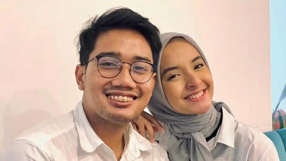 Tepati Janji Bertemu Eril, Nabila Ishma Perlihatkan Senyum Manis di Makam Anak Ridwan Kamil