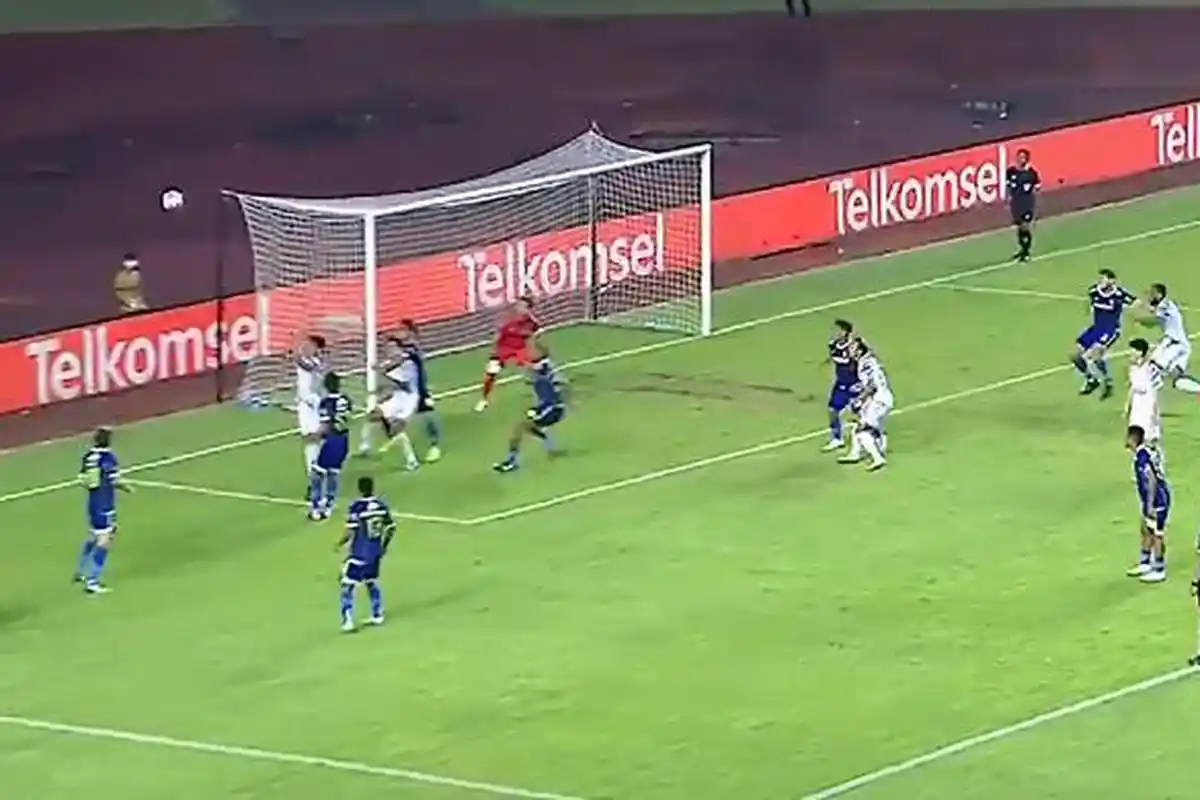 Apakah Sah Gol dari Lemparan ke Dalam? Polemik Gol Pemain PSIS Dewangga ke Gawang Persib