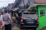Pagi-pagi Ada Kecelakaan di Pangandaran, Mobil Xenia Seruduk Warung Kopi, Sopir Diduga Ngantuk
