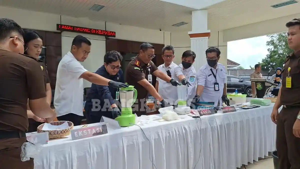 ​Kejari Bangka Musnahkan Barang Bukti, Narkoba Dicampur Cairan Pembersih Lalu Diblender - Bangkapos.com