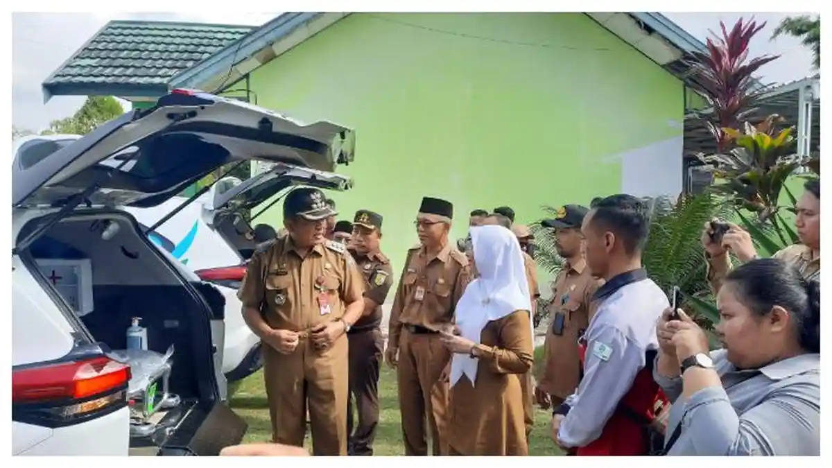 Komitmen Tingkatkan Layanan Kesehatan, Pemkab Kobar Serahkan Tujuh Unit Ambulans
