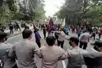 Aliansi-mahasiswa-yang-hendak-unjuk-rasa-menuju-depan-istana-Bogor-diadang.jpg