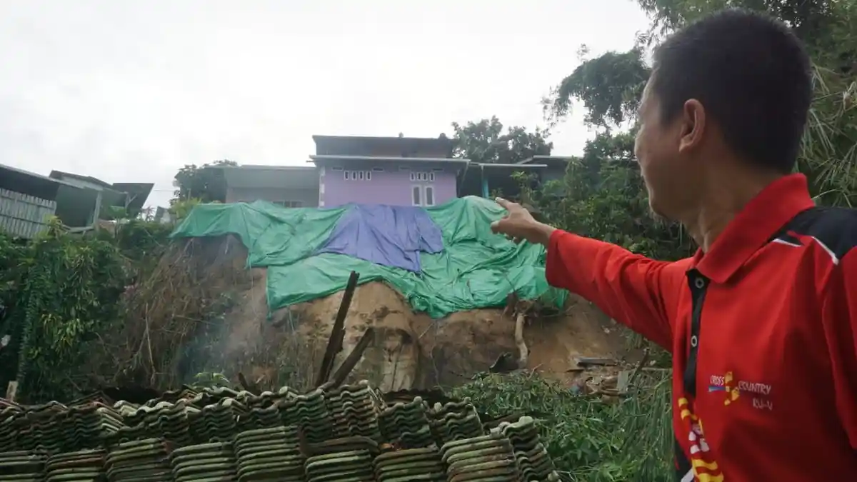 Kawasan Prapatan Balikpapan Longsor, Nyaris Runtuhkan Satu Rumah Warga
