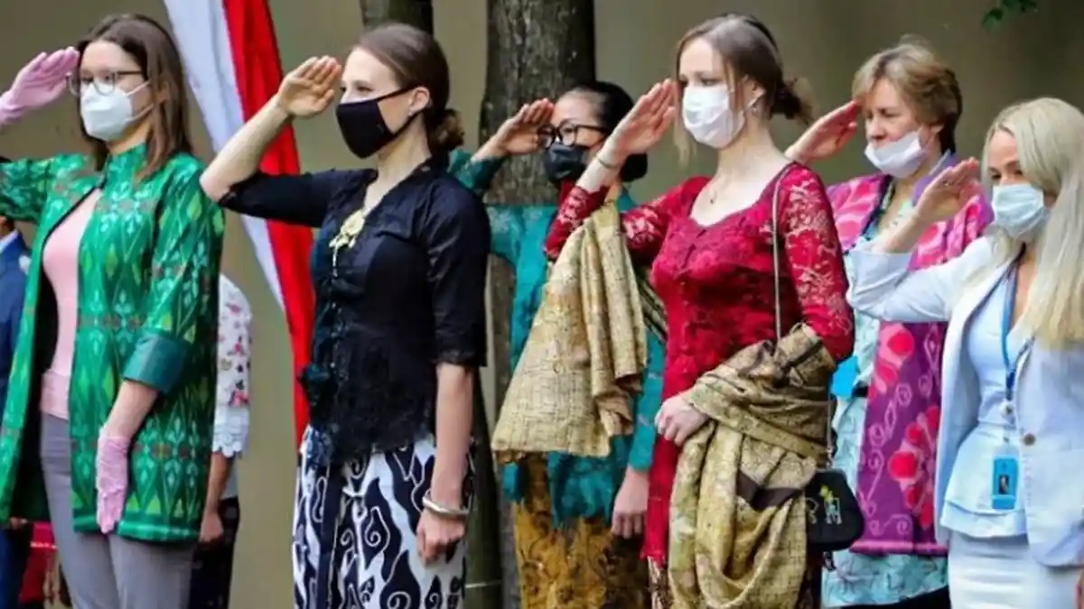 Ketika Bule-bule Cantik Rusia Berkebaya Ikuti Upacara HUT Ke-75 RI di KBRI Moskow