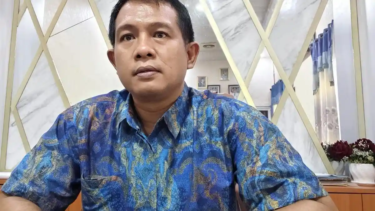 Penggemar Berat Bola, Ini Trik Plt Kepala DPMK Aceh Singkil Nonton Piala Dunia Sambil Kerja - Serambinews.com