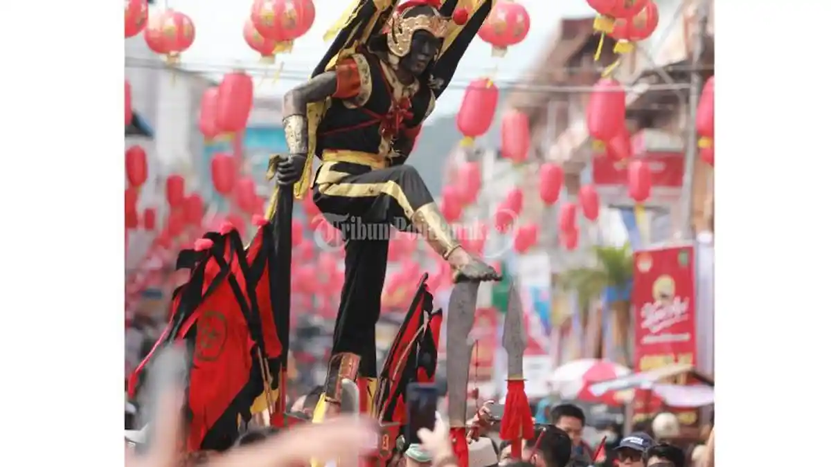FOTO: Jelang Cap Go Meh, Tatung Cuci Jalan di Singkawang - aksi-tatung-singkawang-cucijalan.jpg