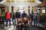 kedua-pelaku-saat-digiring-ke-mapolsek-tomohon-tengah.jpg