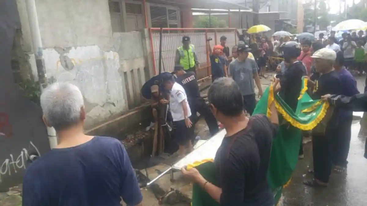 Warga Ciputat Awalnya Heran Banyak Lalat di Selokan, Saat Disenter Ternyata Ada Mayat
