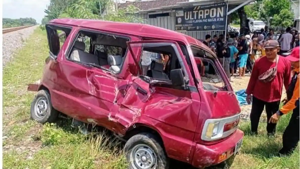 Imbas Mobil Pemudik Tertabrak Kereta di Madiun, PT KAI Imbau Hati-hati Lewat Perlintasan Sebidang
