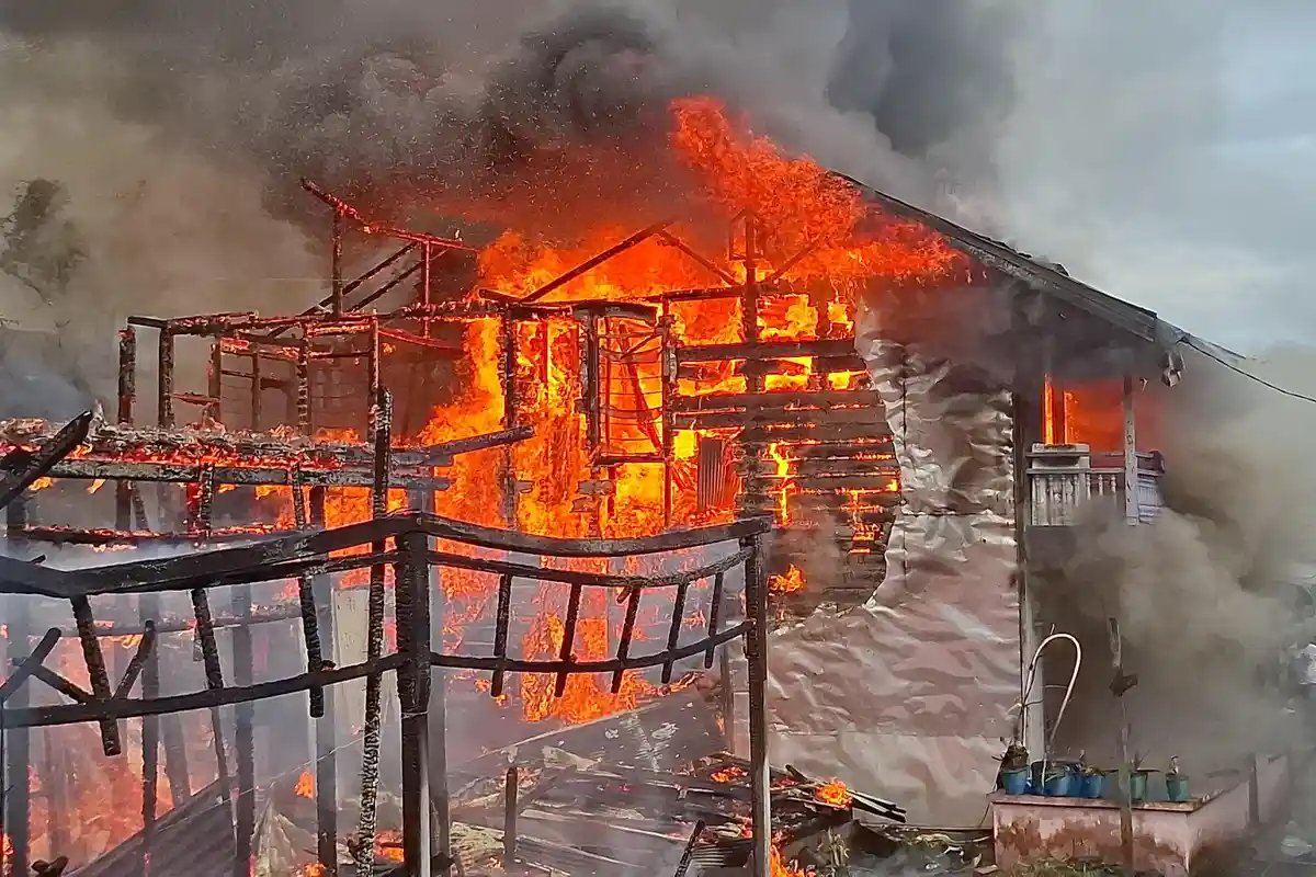 Kebakaran di Samarinda Seberang Melahap 3 Rumah, Dugaan Sementara Korsleting Listrik