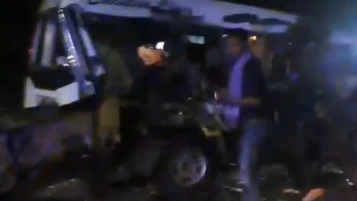 Kecelakaan di Jember Mobil Elf Adu Banteng dengan Truk, 8 Penumpang Terlempar, 1 Luka Parah